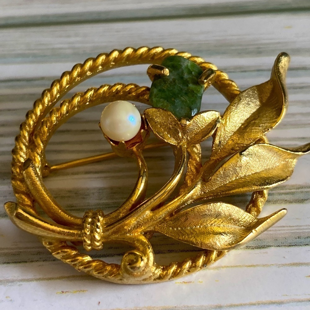 Beautiful vintage Sarah Coventry brooch with jade flower and pearl flower.​​